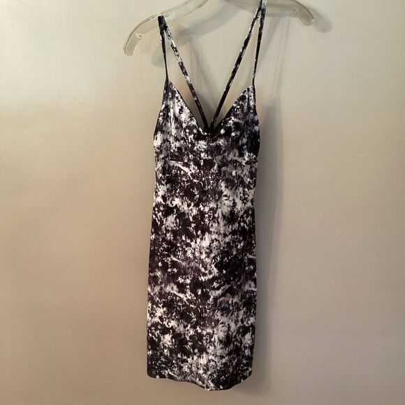 ATHLETA SIZE SMALL ZUMMA SWIM DRESS BLACK WHITE UPF 50+ - Picture 3 of 8